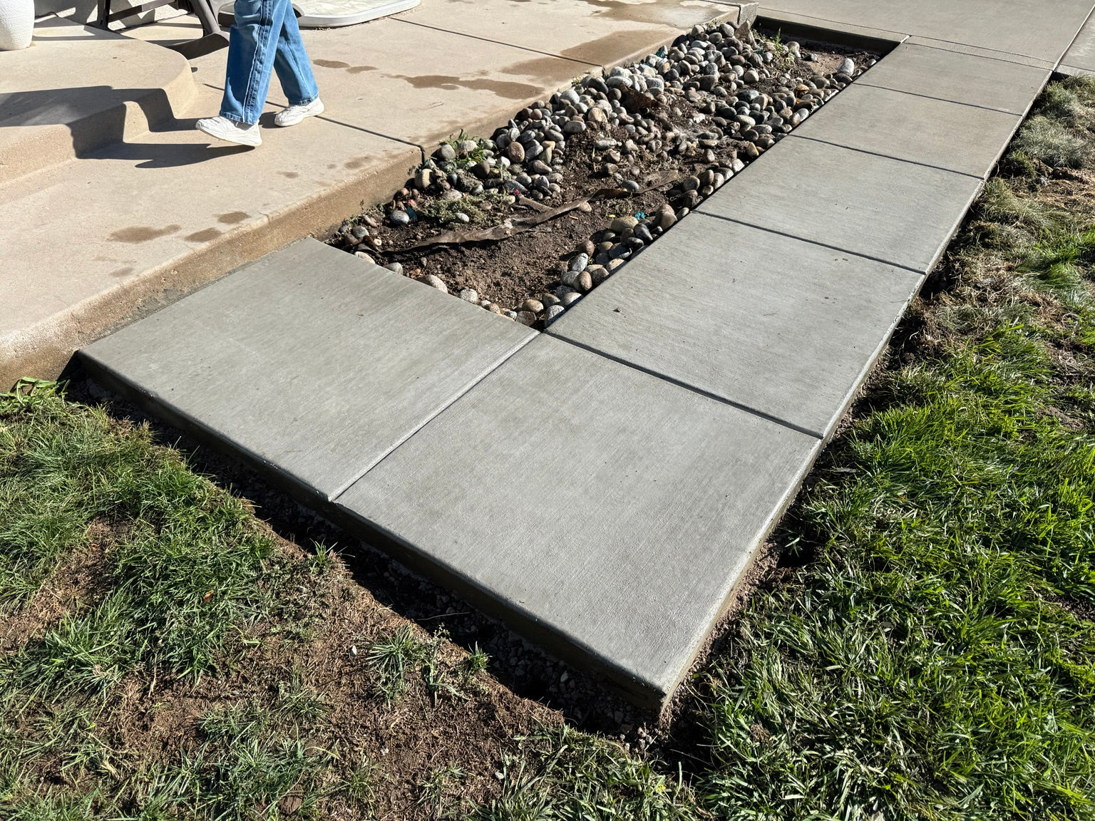 New square design concrete front walkway installed in Denver Colorado